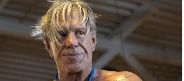 Mickey Rourke avrebbe pensato al suicidio Mickey Rourke avrebbe pensato al suicidio