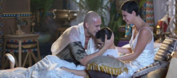 Ramsés e Nefertari choram com morte do filho Ramsés e Nefertari choram com morte do filho