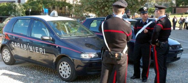 Una pattuglia dei carabinieri fuori al Tribunale Una pattuglia dei carabinieri fuori al Tribunale