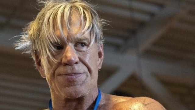 Mickey Rourke avrebbe pensato al suicidio