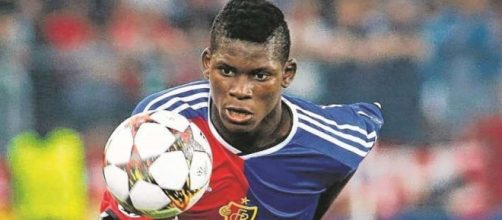 Breel Embolo in azione con la maglia del Basilea