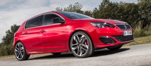 Nuova Peugeot 308 GTi rossa fiammante