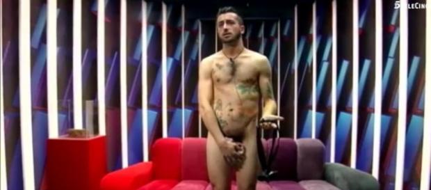 Aritz, en huelga nudista en Gran Hermano Aritz, en huelga nudista en Gran Hermano
