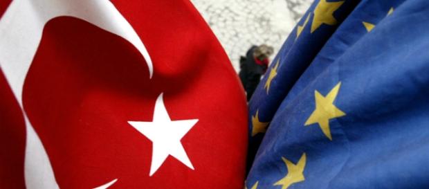 Bandiera turca e bandiera europea Bandiera turca e bandiera europea