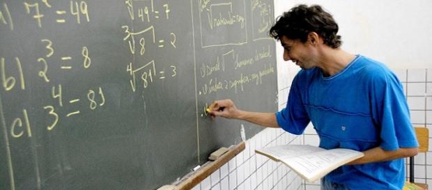 Contratação de professores no ES Contratação de professores no ES