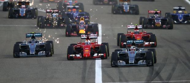 Le départ du Grand prix à Bahrein Le départ du Grand prix à Bahrein