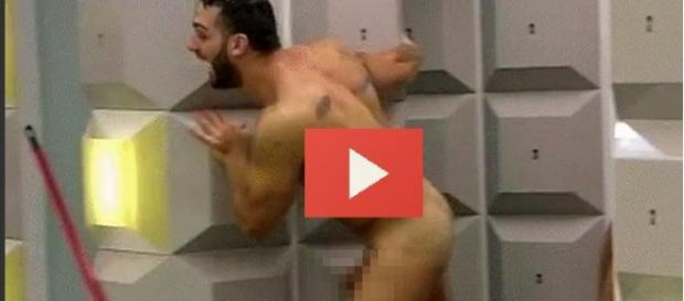 Ricky, totalmente desnudo y sin censura Ricky, totalmente desnudo y sin censura