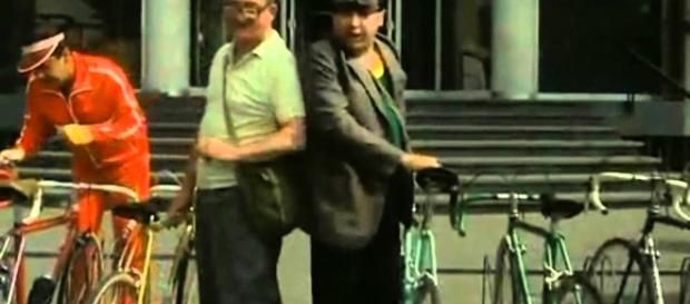 Una scena del film Fantozzi con bici Una scena del film Fantozzi con bici