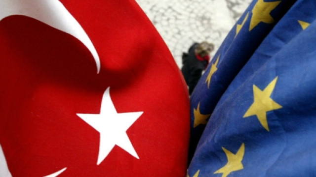 Bandiera turca e bandiera europea