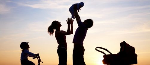 Una famiglia al completo davanti a un tramonto