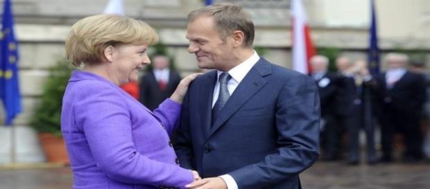 Angela Merkel w objęciach Donalda Tuska. Angela Merkel w objęciach Donalda Tuska.