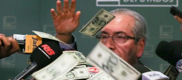 Cunha toma chuva de dólares enquanto discursava Cunha toma chuva de dólares enquanto discursava