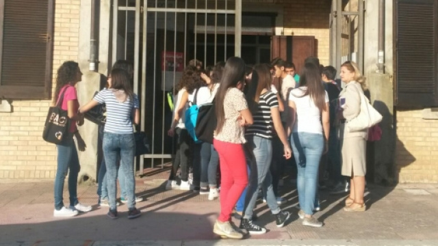 Allievi di fronte l'entrata di scuola