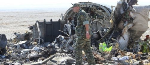 I resti dell'aereo russo precipitato sul Sinai
