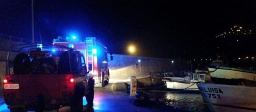 I vigili del fuoco in azione al porto