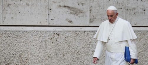 Papa Francesco solo contro la Curia
