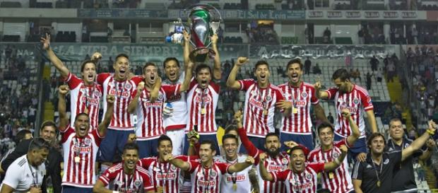 El capitán Omar Bravo levanta la Copa MX. El capitán Omar Bravo levanta la Copa MX.