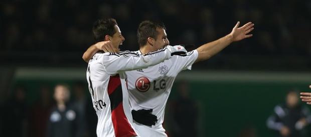 Hernández festeja un gol (twitter Leverkusen) Hernández festeja un gol (twitter Leverkusen)