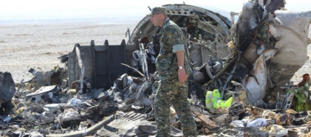 I resti dell'aereo russo precipitato sul Sinai I resti dell'aereo russo precipitato sul Sinai
