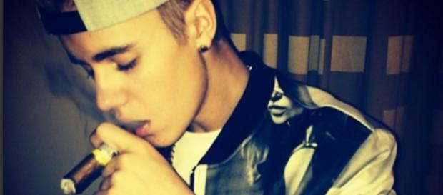 Justin Bieber foi apanhado a fumar droga. Justin Bieber foi apanhado a fumar droga.