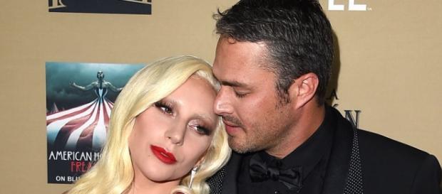 Lady Gaga se envolve em romance bissexual Lady Gaga se envolve em romance bissexual
