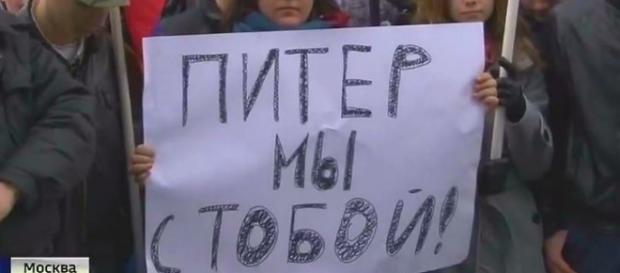 Ludność Moskwy wyraża solidarność z Petersburgiem. Ludność Moskwy wyraża solidarność z Petersburgiem.