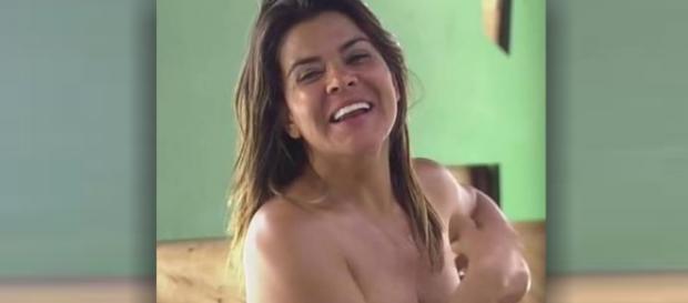 Mara Maravilha deixa seios à mostra em A Fazenda 8 Mara Maravilha deixa seios à mostra em A Fazenda 8