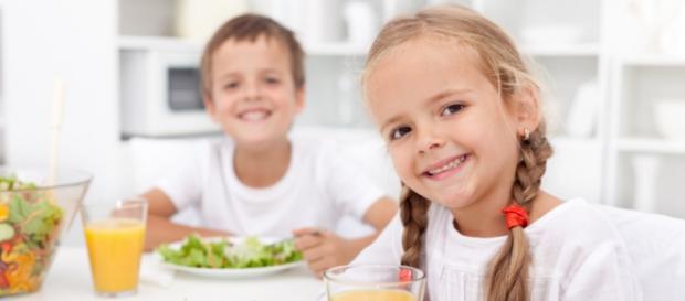 Niños con buenos hábitos de alimentación Niños con buenos hábitos de alimentación