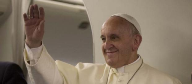 Papa Francesco in aereo durante un viaggio Papa Francesco in aereo durante un viaggio