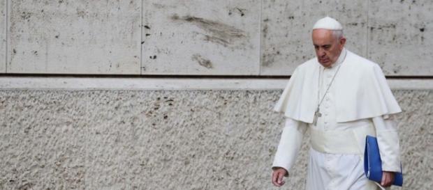Papa Francesco solo contro la Curia Papa Francesco solo contro la Curia