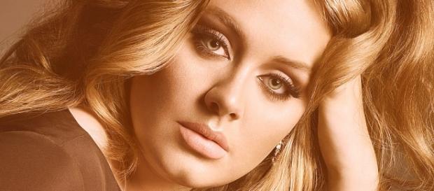 Adele quase teve problemas por twittar bêbada. Adele quase teve problemas por twittar bêbada.