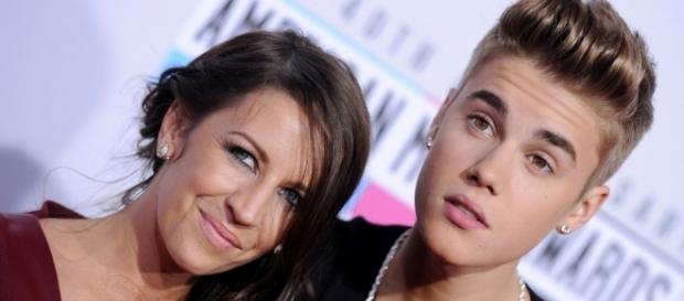 Justin Bieber admitiu que está muito longe da mãe. Justin Bieber admitiu que está muito longe da mãe.