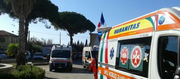 Le ambulanze parcheggiate dinanzi la scuola Le ambulanze parcheggiate dinanzi la scuola