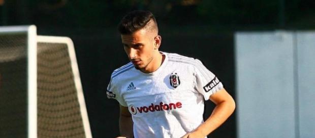 Oguzhan Özyakup bei Besiktas vor dem Absprung Oguzhan Özyakup bei Besiktas vor dem Absprung