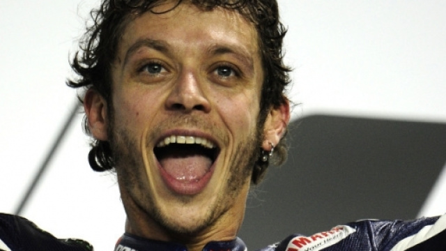 Valentino Rossi esulta una sua vittoria
