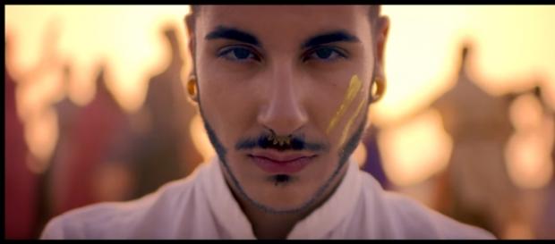 Madh in uno screenshot del videoclip di "River" Madh in uno screenshot del videoclip di "River"