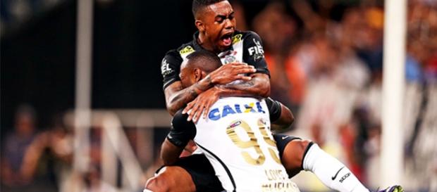 Malcom e Vagner Love comemoram gol corintiano Malcom e Vagner Love comemoram gol corintiano