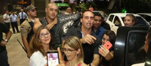 Skinhead próximo a policial e filho de Bolsonaro.
