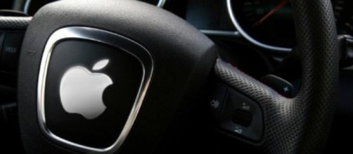 Un'automobile elettrica con il logo Apple