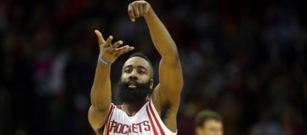 James Harden celebrando un triple James Harden celebrando un triple