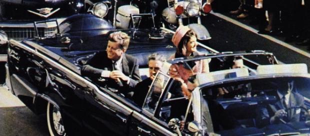JFK cu câteva momente înainte de a fi asasinat JFK cu câteva momente înainte de a fi asasinat