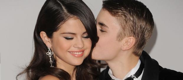 Justin Bieber ainda está apaixonado por Selena. Justin Bieber ainda está apaixonado por Selena.
