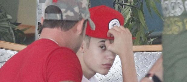 Justin Bieber derruba cadeira em restaurante Justin Bieber derruba cadeira em restaurante