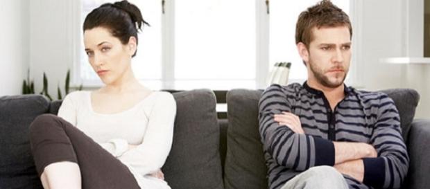 Mujer y hombre aparentemente disgustados. Mujer y hombre aparentemente disgustados.