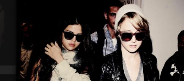 Selena Gomez und Jennifer Lawrence. Selena Gomez und Jennifer Lawrence.