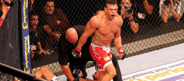 Vitor Belfort vence Henderson e detona Dilma Vitor Belfort vence Henderson e detona Dilma