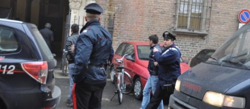 I carabinieri durante l'arresto dei malviventi