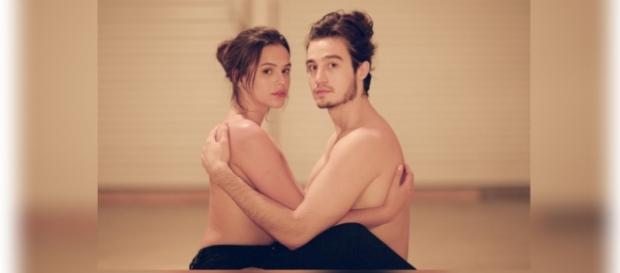 Bruna Marquezine faz topless em clipe Bruna Marquezine faz topless em clipe