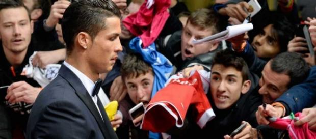 Cristiano Ronaldo quer se mostras aos fãs. Cristiano Ronaldo quer se mostras aos fãs.