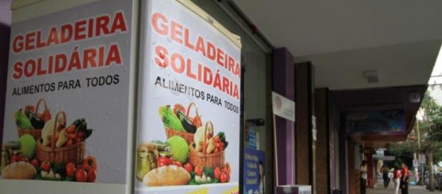 Geladeira comunitária está colocada na calçada Geladeira comunitária está colocada na calçada